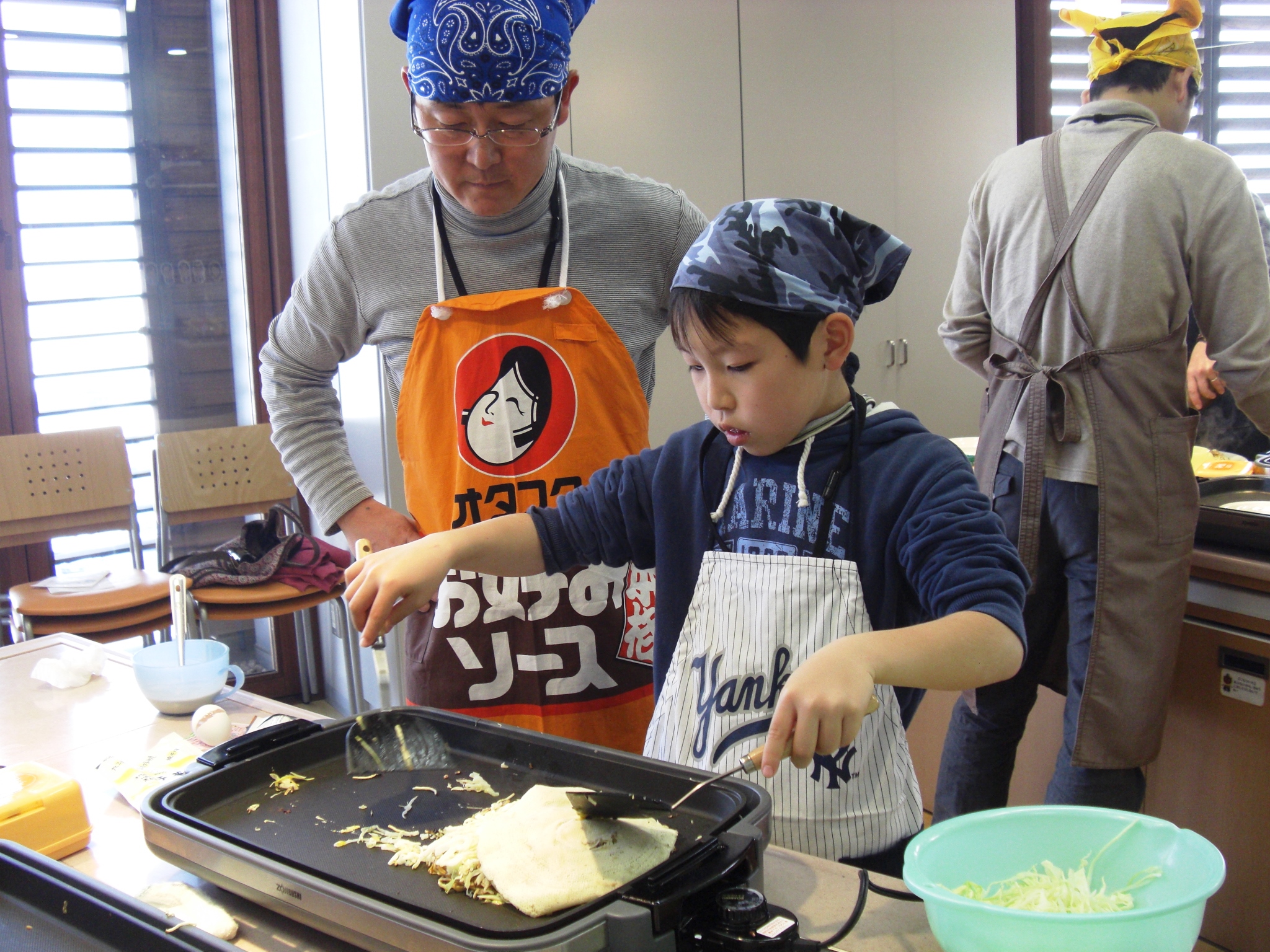 男性の家事育児参加を応援 パパと子どものクッキングスクール 初開催 料理研究家コウケンテツさんを講師に Prでっせ