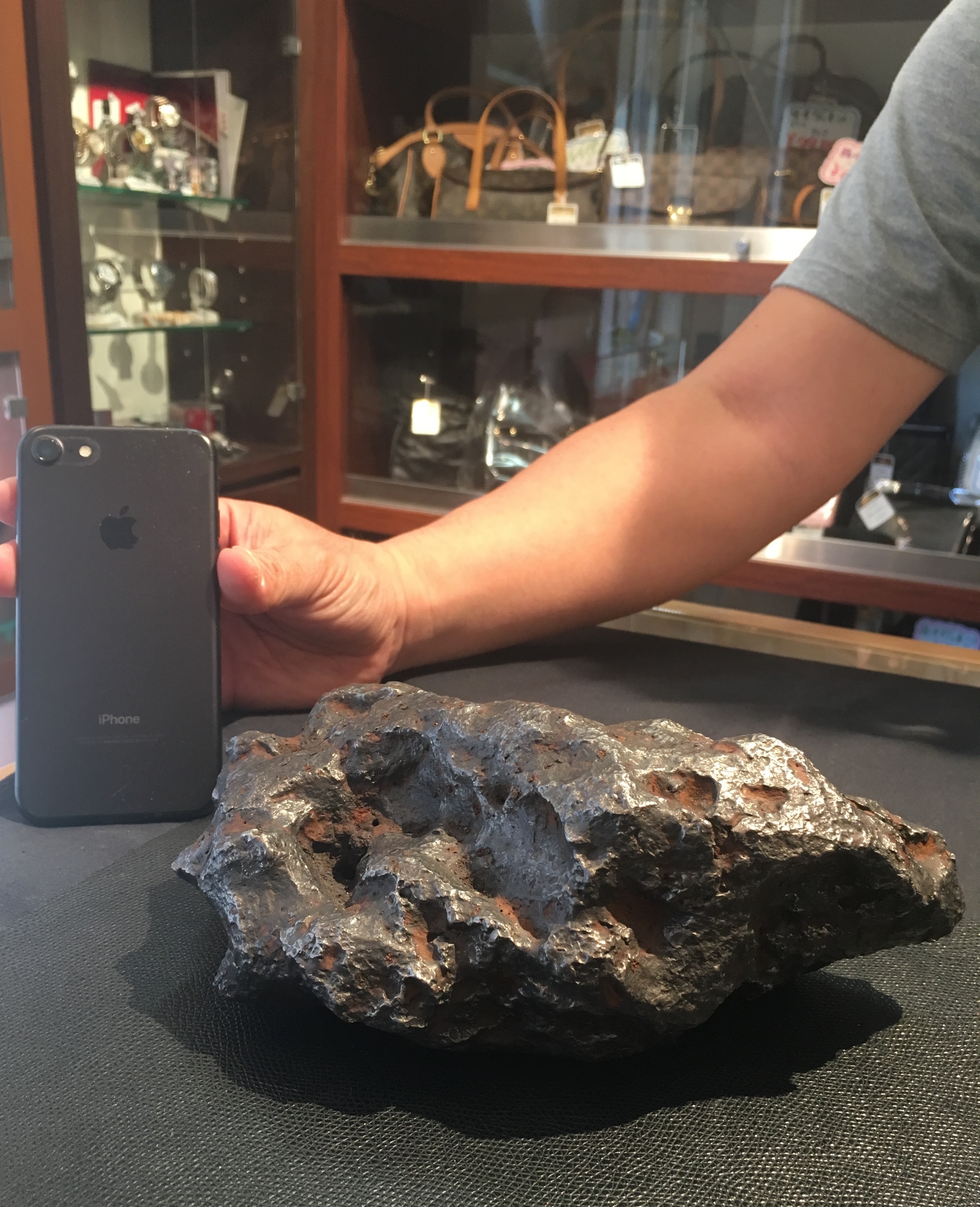 あなたのその石 ひょっとしたら隕石かも 神戸の質屋で業界初 の 隕石対面買取 販売 6月30日の 小惑星の日 から開始 Prでっせ